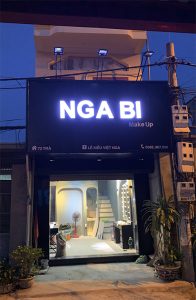 Biển quảng cáo chữ nổi sáng đèn vào ban đêm