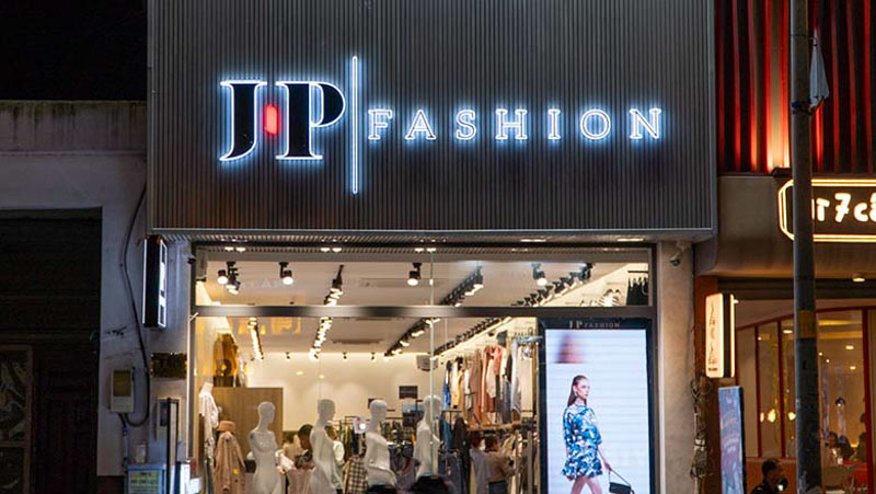Xu hướng thiết kế biển shop quần áo mới nhất 2025
