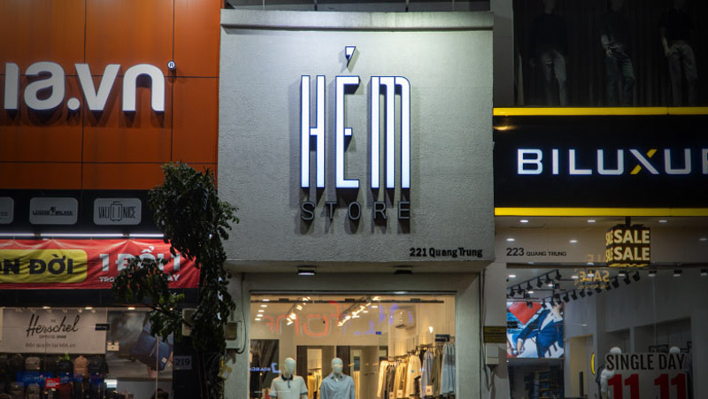 Biển shop quần áo chất liệu mica